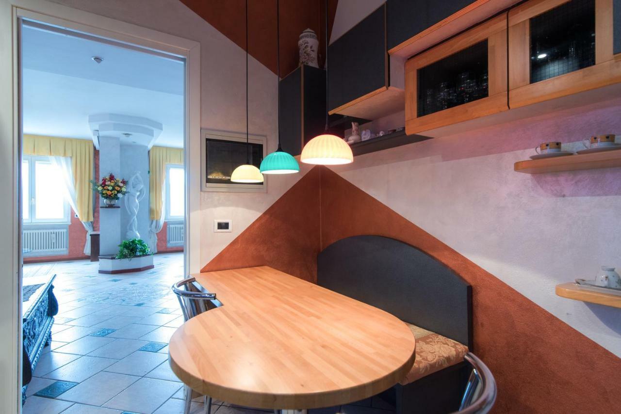 Lo Specchio Sul Lago - The House Of Travelers Como Luaran gambar