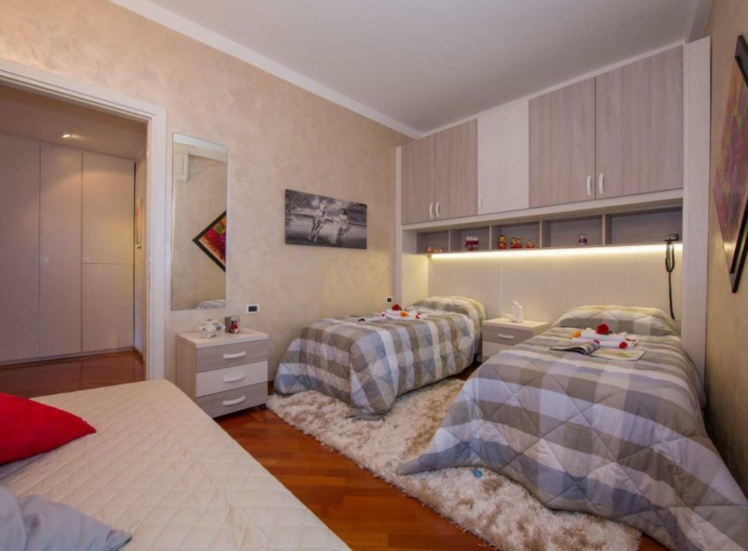 Lo Specchio Sul Lago - The House Of Travelers Como Luaran gambar