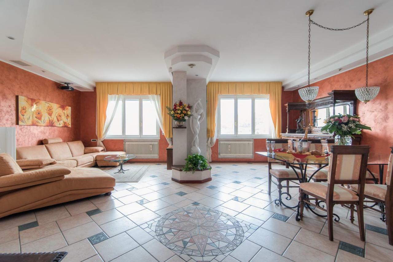 Lo Specchio Sul Lago - The House Of Travelers Como Luaran gambar